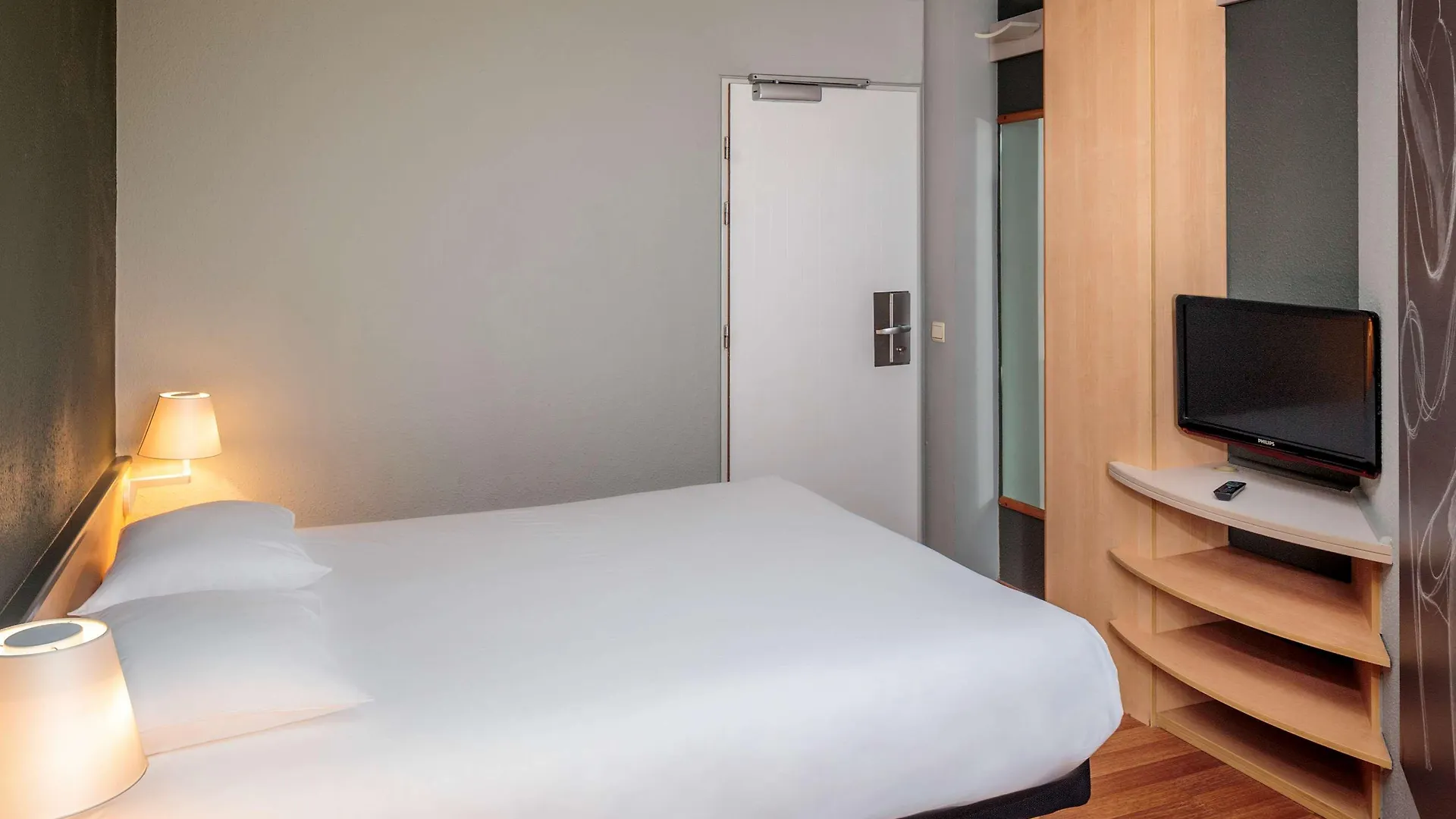 Ibis Brussels City Centre 3*,